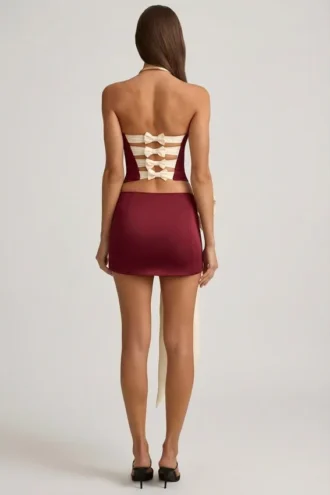 Carola Satin-Minirock mit Schleifenverzierung und niedriger Leibhöhe in Weinrot Carola Satin-Minirock mit Schleifenverzierung und niedriger Leibhöhe in Weinrot