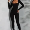 Delanie Jumpsuit mit quadratischem Ausschnitt und langen Ärmeln in Schwarz Delanie Jumpsuit mit quadratischem Ausschnitt und langen Ärmeln in Schwarz