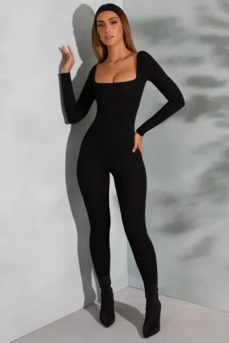 Delanie Jumpsuit mit quadratischem Ausschnitt und langen Ärmeln in Schwarz Delanie Jumpsuit mit quadratischem Ausschnitt und langen Ärmeln in Schwarz
