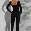 Delanie Jumpsuit mit quadratischem Ausschnitt und langen Ärmeln in Schwarz Delanie Jumpsuit mit quadratischem Ausschnitt und langen Ärmeln in Schwarz