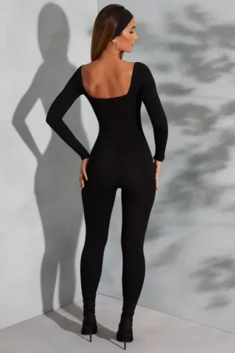 Delanie Jumpsuit mit quadratischem Ausschnitt und langen Ärmeln in Schwarz Delanie Jumpsuit mit quadratischem Ausschnitt und langen Ärmeln in Schwarz