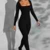 Delanie Jumpsuit mit quadratischem Ausschnitt und langen Ärmeln in Schwarz Delanie Jumpsuit mit quadratischem Ausschnitt und langen Ärmeln in Schwarz