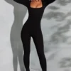 Delanie Jumpsuit mit quadratischem Ausschnitt und langen Ärmeln in Schwarz Delanie Jumpsuit mit quadratischem Ausschnitt und langen Ärmeln in Schwarz