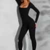 Delanie Jumpsuit mit quadratischem Ausschnitt und langen Ärmeln in Schwarz Delanie Jumpsuit mit quadratischem Ausschnitt und langen Ärmeln in Schwarz