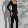 Delanie Jumpsuit mit quadratischem Ausschnitt und langen Ärmeln in Schwarz Delanie Jumpsuit mit quadratischem Ausschnitt und langen Ärmeln in Schwarz