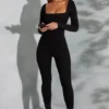 Delanie Jumpsuit mit quadratischem Ausschnitt und langen Ärmeln in Schwarz Delanie Jumpsuit mit quadratischem Ausschnitt und langen Ärmeln in Schwarz
