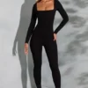 Delanie Jumpsuit mit quadratischem Ausschnitt und langen Ärmeln in Schwarz Delanie Jumpsuit mit quadratischem Ausschnitt und langen Ärmeln in Schwarz