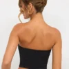 Eevi Jersey-Oberteil mit tiefem Ausschnitt und ohne Träger in Schwarz Eevi Jersey-Oberteil mit tiefem Ausschnitt und ohne Träger in Schwarz