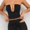 Eevi Jersey-Oberteil mit tiefem Ausschnitt und ohne Träger in Schwarz Eevi Jersey-Oberteil mit tiefem Ausschnitt und ohne Träger in Schwarz