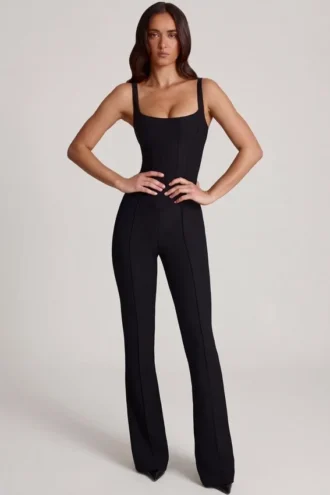 Elanie Jumpsuit mit U-Ausschnitt, Korsett und ausgestelltem Bein in Schwarz Elanie Jumpsuit mit U-Ausschnitt, Korsett und ausgestelltem Bein in Schwarz