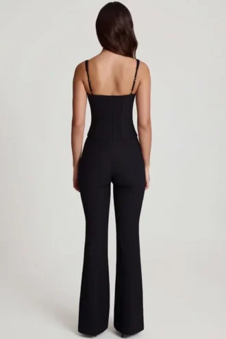Elanie Jumpsuit mit U-Ausschnitt, Korsett und ausgestelltem Bein in Schwarz Elanie Jumpsuit mit U-Ausschnitt, Korsett und ausgestelltem Bein in Schwarz