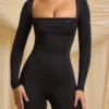 Elvina Petite Jumpsuit aus geschmeidigem Jersey mit Wasserfallausschnitt in Schwarz Elvina Petite Jumpsuit aus geschmeidigem Jersey mit Wasserfallausschnitt in Schwarz