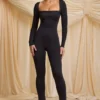 Elvina Petite Jumpsuit aus geschmeidigem Jersey mit Wasserfallausschnitt in Schwarz Elvina Petite Jumpsuit aus geschmeidigem Jersey mit Wasserfallausschnitt in Schwarz