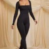 Elvina Petite Jumpsuit aus geschmeidigem Jersey mit Wasserfallausschnitt in Schwarz Elvina Petite Jumpsuit aus geschmeidigem Jersey mit Wasserfallausschnitt in Schwarz