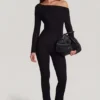 Erisen Modal-Jumpsuit mit schulterfreiem Ausschnitt und langen Ärmeln in Schwarz Erisen Modal-Jumpsuit mit schulterfreiem Ausschnitt und langen Ärmeln in Schwarz