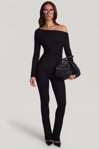 Erisen Modal-Jumpsuit mit schulterfreiem Ausschnitt und langen Ärmeln in Schwarz Erisen Modal-Jumpsuit mit schulterfreiem Ausschnitt und langen Ärmeln in Schwarz