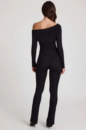 Erisen Modal-Jumpsuit mit schulterfreiem Ausschnitt und langen Ärmeln in Schwarz Erisen Modal-Jumpsuit mit schulterfreiem Ausschnitt und langen Ärmeln in Schwarz
