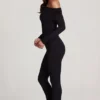 Erisen Modal-Jumpsuit mit schulterfreiem Ausschnitt und langen Ärmeln in Schwarz Erisen Modal-Jumpsuit mit schulterfreiem Ausschnitt und langen Ärmeln in Schwarz
