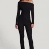 Erisen Modal-Jumpsuit mit schulterfreiem Ausschnitt und langen Ärmeln in Schwarz Erisen Modal-Jumpsuit mit schulterfreiem Ausschnitt und langen Ärmeln in Schwarz