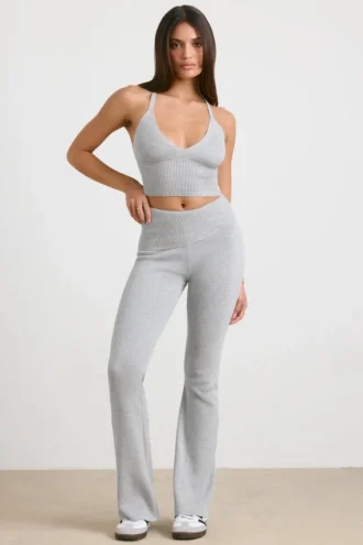 Grob gestrickte Hose mit Umschlag und ausgestelltem Bein in Grau meliert