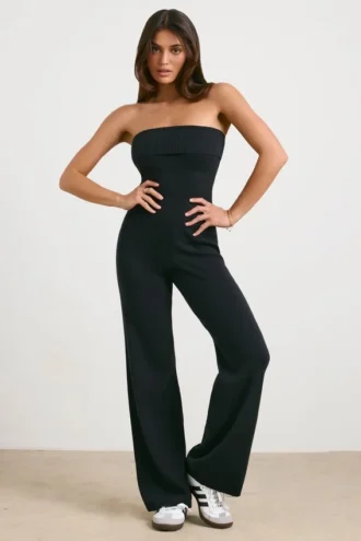 Grob gestrickter Bandeau-Jumpsuit mit ausgestelltem Bein in Schwarz Grob gestrickter Bandeau-Jumpsuit mit ausgestelltem Bein in Schwarz