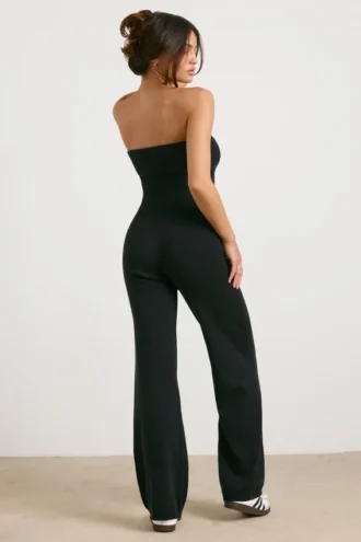 Grob gestrickter Bandeau-Jumpsuit mit ausgestelltem Bein in Schwarz Grob gestrickter Bandeau-Jumpsuit mit ausgestelltem Bein in Schwarz