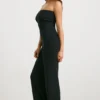Grob gestrickter Bandeau-Jumpsuit mit ausgestelltem Bein in Schwarz Grob gestrickter Bandeau-Jumpsuit mit ausgestelltem Bein in Schwarz