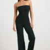 Grob gestrickter Bandeau-Jumpsuit mit ausgestelltem Bein in Schwarz Grob gestrickter Bandeau-Jumpsuit mit ausgestelltem Bein in Schwarz