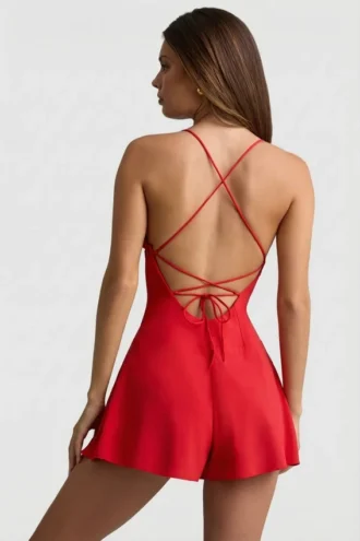 Helaia Playsuit mit Rüschen und offenem Rücken in Scharlachrot