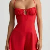 Helaia Playsuit mit Rüschen und offenem Rücken in Scharlachrot Helaia Playsuit mit Rüschen und offenem Rücken in Scharlachrot