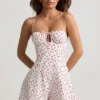 Helaia Playsuit mit Rüschen und rückenfreiem Ausschnitt in Kirschprint Helaia Playsuit mit Rüschen und rückenfreiem Ausschnitt in Kirschprint