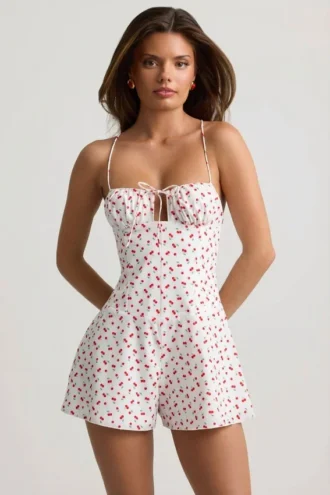 Helaia Playsuit mit Rüschen und rückenfreiem Ausschnitt in Kirschprint