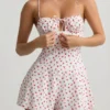 Helaia Playsuit mit Rüschen und rückenfreiem Ausschnitt in Kirschprint Helaia Playsuit mit Rüschen und rückenfreiem Ausschnitt in Kirschprint