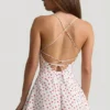 Helaia Playsuit mit Rüschen und rückenfreiem Ausschnitt in Kirschprint Helaia Playsuit mit Rüschen und rückenfreiem Ausschnitt in Kirschprint