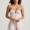 Helaia Playsuit mit Rüschen und rückenfreiem Ausschnitt in Kirschprint Helaia Playsuit mit Rüschen und rückenfreiem Ausschnitt in Kirschprint