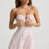 Helaia Playsuit mit Rüschen und rückenfreiem Ausschnitt in Kirschprint Helaia Playsuit mit Rüschen und rückenfreiem Ausschnitt in Kirschprint