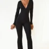 Helene Modal-Jumpsuit mit Rüschen, tiefem Ausschnitt und ausgestelltem Schnitt in Schwarz Helene Modal-Jumpsuit mit Rüschen, tiefem Ausschnitt und ausgestelltem Schnitt in Schwarz