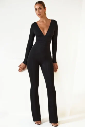Helene Modal-Jumpsuit mit Rüschen, tiefem Ausschnitt und ausgestelltem Schnitt in Schwarz Helene Modal-Jumpsuit mit Rüschen, tiefem Ausschnitt und ausgestelltem Schnitt in Schwarz