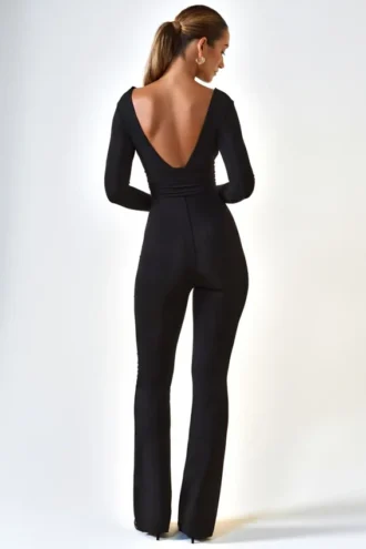 Helene Modal-Jumpsuit mit Rüschen, tiefem Ausschnitt und ausgestelltem Schnitt in Schwarz Helene Modal-Jumpsuit mit Rüschen, tiefem Ausschnitt und ausgestelltem Schnitt in Schwarz