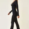 Helene Modal-Jumpsuit mit Rüschen, tiefem Ausschnitt und ausgestelltem Schnitt in Schwarz Helene Modal-Jumpsuit mit Rüschen, tiefem Ausschnitt und ausgestelltem Schnitt in Schwarz