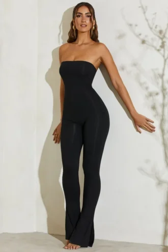 Jamila trägerloser Jumpsuit mit ausgestelltem Saum in Schwarz Jamila trägerloser Jumpsuit mit ausgestelltem Saum in Schwarz