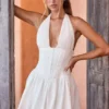 Jessalie Minikleid mit Biesen und Neckholder in Weiß Jessalie Minikleid mit Biesen und Neckholder in Weiß