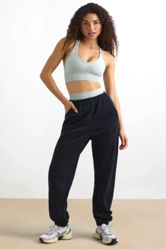 Jogginghose aus Baumwollfleece mit mittlerer Leibhöhe in Schwarz Jogginghose aus Baumwollfleece mit mittlerer Leibhöhe in Schwarz