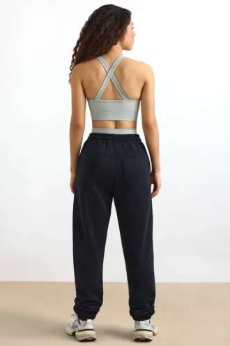 Jogginghose aus Baumwollfleece mit mittlerer Leibhöhe in Schwarz Jogginghose aus Baumwollfleece mit mittlerer Leibhöhe in Schwarz