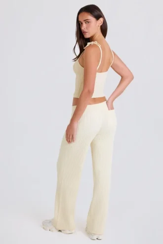 Jogginghose aus geripptem Strick mit weitem Bein in Creme Jogginghose aus geripptem Strick mit weitem Bein in Creme