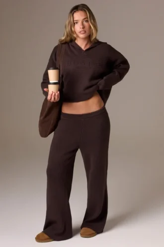 Jogginghose aus geripptem Strick mit weitem Bein in Pecan Jogginghose aus geripptem Strick mit weitem Bein in Pecan
