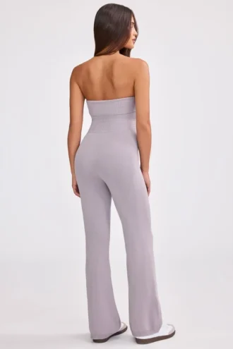 Jumpsuit aus grobem Strick mit Bandeau-Ausschnitt und ausgestelltem Bein in staubigem Lavendel Jumpsuit aus grobem Strick mit Bandeau-Ausschnitt und ausgestelltem Bein in staubigem Lavendel