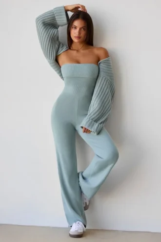 Jumpsuit aus grobem Strick mit Bandeau-Ausschnitt und ausgestellten Hosenbeinen in staubigem Blaugrün Jumpsuit aus grobem Strick mit Bandeau-Ausschnitt und ausgestellten Hosenbeinen in staubigem Blaugrün