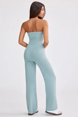 Jumpsuit aus grobem Strick mit Bandeau-Ausschnitt und ausgestellten Hosenbeinen in staubigem Blaugrün Jumpsuit aus grobem Strick mit Bandeau-Ausschnitt und ausgestellten Hosenbeinen in staubigem Blaugrün