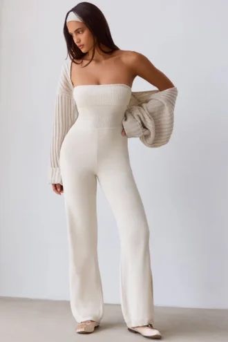 Jumpsuit aus grobem Strick mit Bandeau-Ausschnitt und Kick-Flare-Hose in Creme Jumpsuit aus grobem Strick mit Bandeau-Ausschnitt und Kick-Flare-Hose in Creme